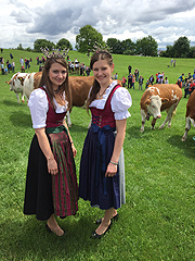 Milchkönigin Susanne Polz, Milchprinzessin Eva-Maria Bäuml (©Foto. Martin Schmitz)